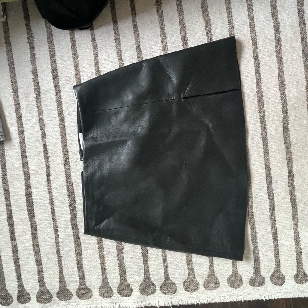 Aritzia leather skirt size small- never worn